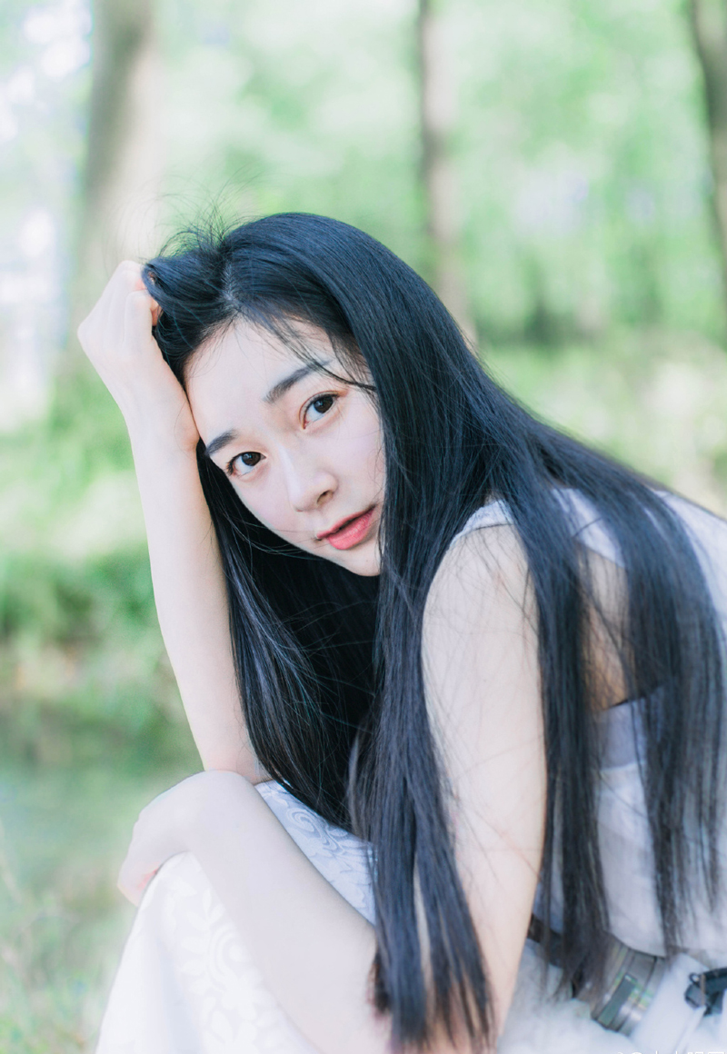 两名亲卫不约而同的看向刘璝，刘璝面色难看，正在盘桓，庞统却对这名武将隐晦的使了一个眼色，那武将目光一厉，拔剑而起，在两名亲卫愕然的目光中，刷刷两剑，将两名亲卫斩杀在地。